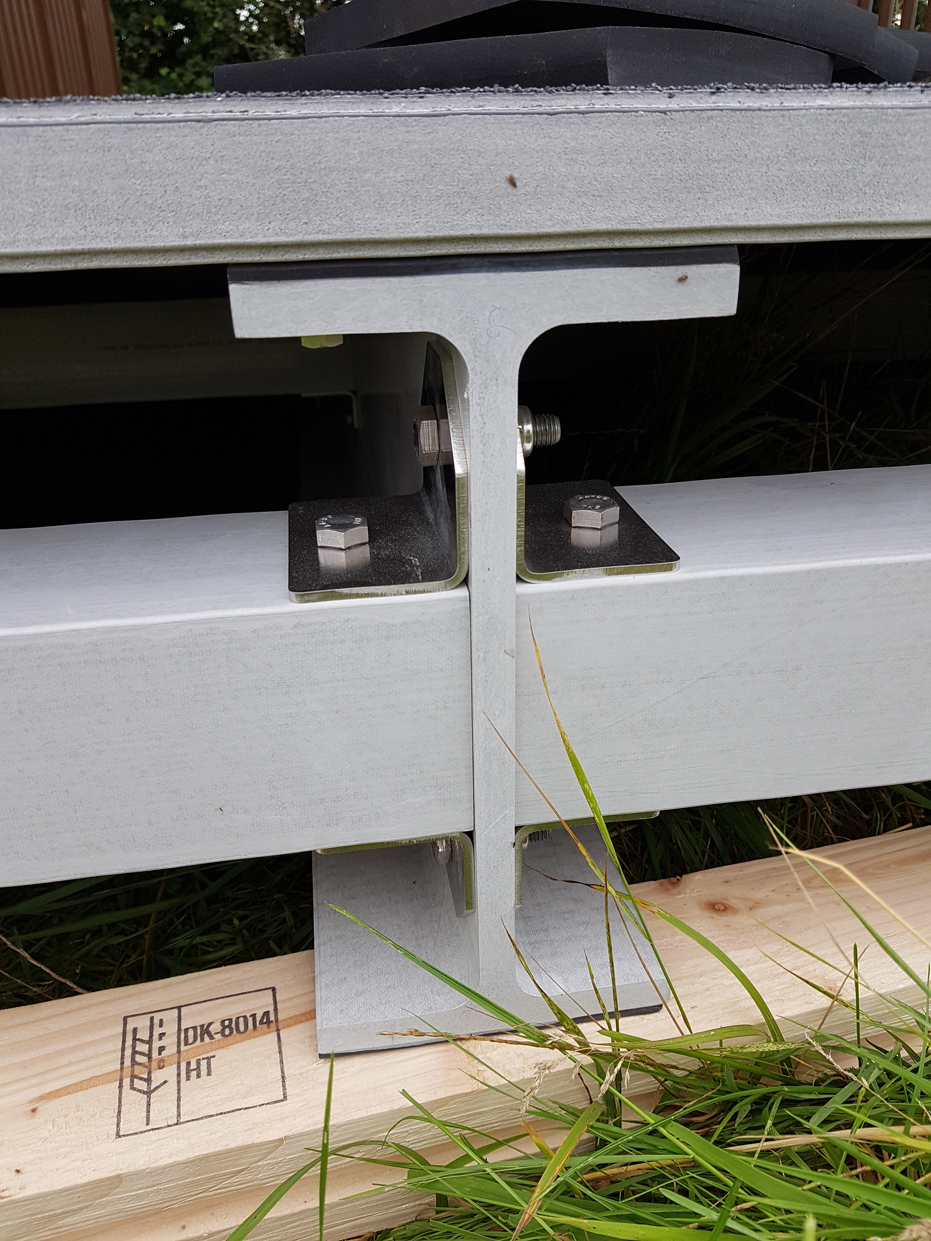 image-of-90-degree-bracket-holding-up-gfr-i-profile