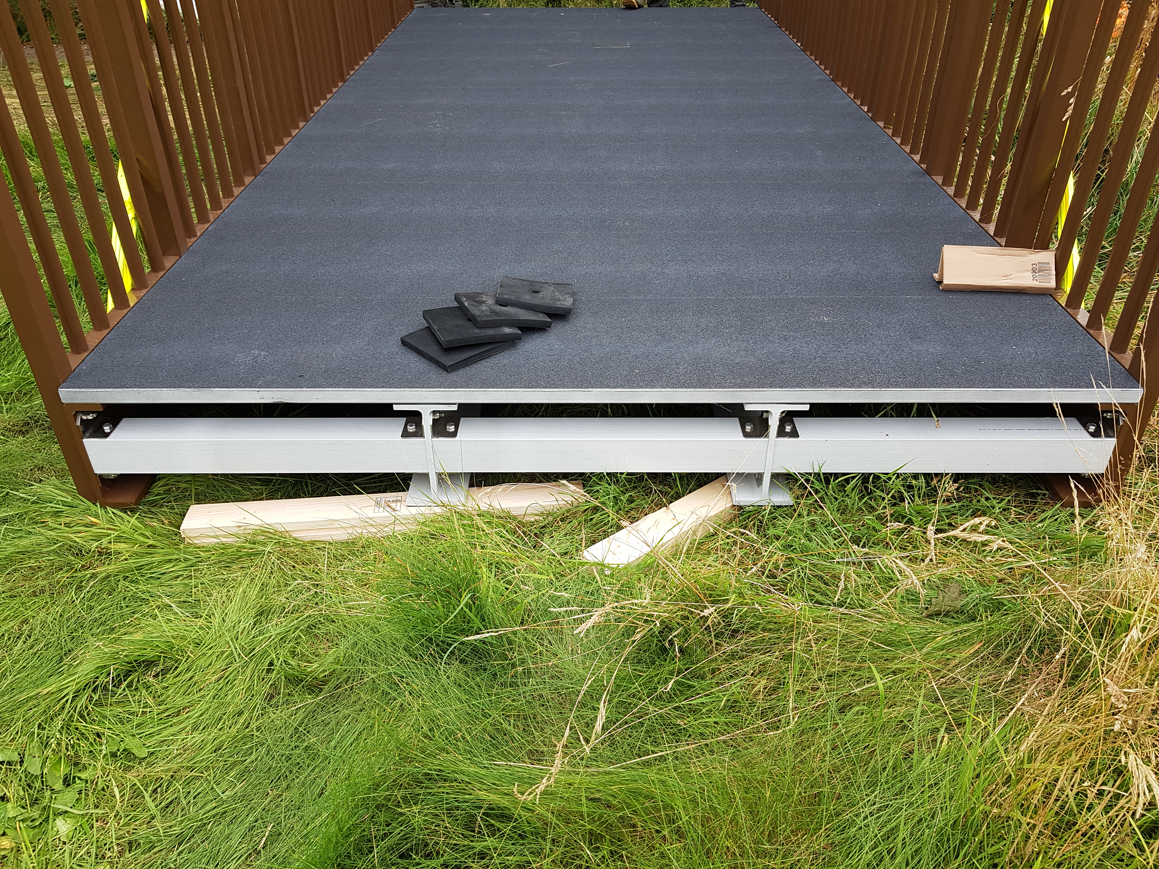 image-of-90-degree-bracket-holding-up-gfr-i-profile